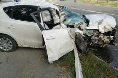 Стало плохо: в Самарской области пенсионерка на Hyundai врезалась в авто, столб и дерево