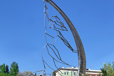 Ищите женщину: самарцев просят помочь восстановить загадочную историю монумента, посвященного покорению космоса