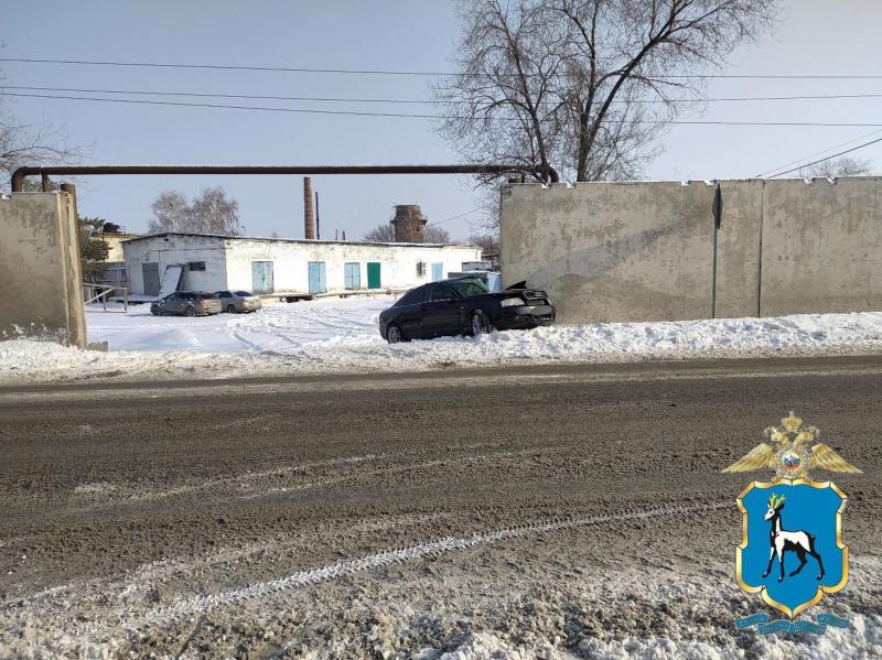 В Самаре молодой водитель на Audi A6 на скорости протаранил забор