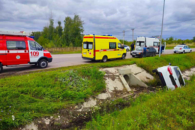 В Самарской области 16 августа два человека перевернулись в машине на трассе