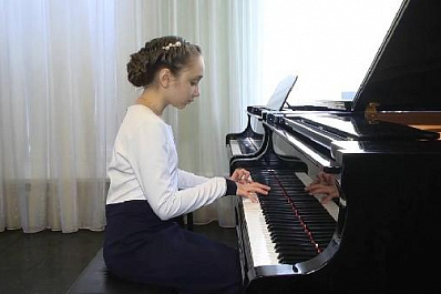 Ученики самарской музыкальной школы сыграли классику для Деда Мороза