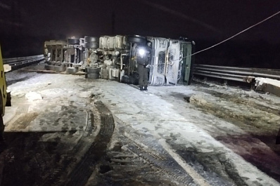 В Самарской области на федеральной трассе опрокинулся грузовик