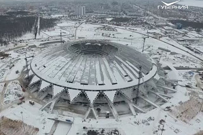 На футбольном поле стадиона Самара Арена сооружают парник