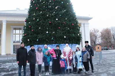 В Сызрани многодетную маму с дочками поздравил необычный Дед Мороз и Снегурочка