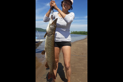 Девушка из Самарской области поймала щуку ростом с человека