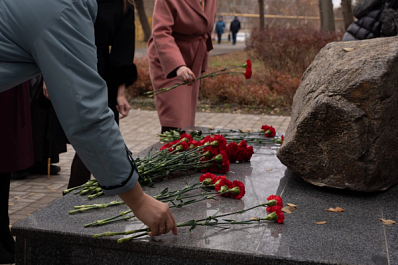 В Сызрани возложили цветы к монументу жертвам политических репрессий