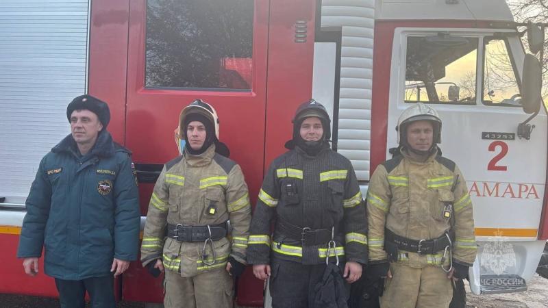 В Самаре из-за загоревшегося роутера эвакуировали подъезд и спасли пять человек