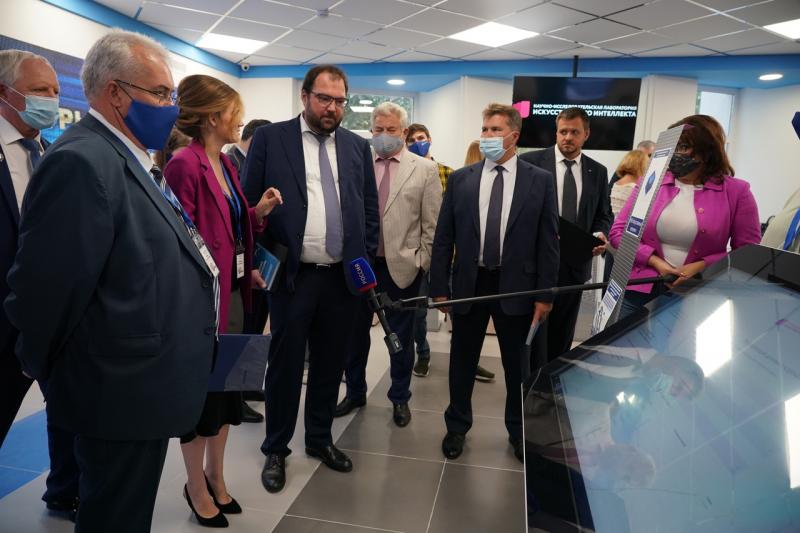 Министр цифрового развития РФ Максут Шадаев оценил перспективные разработки самарского ПГУТИ