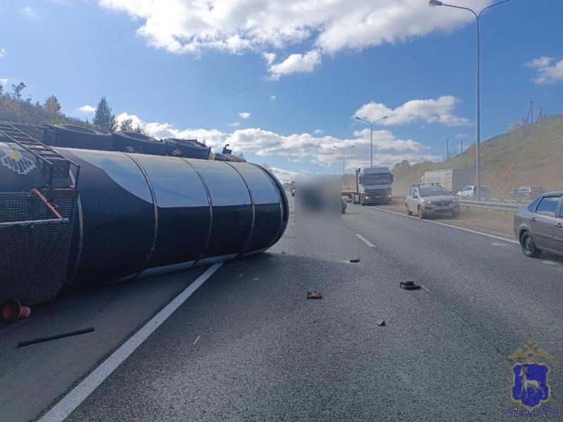 Наносили разметку: в Самарской области на трассе автоцистерна сбила двух рабочих