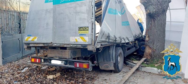 В Самаре грузовик на скорости протаранил забор