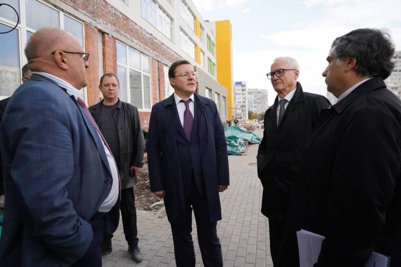 Губернатор Дмитрий Азаров проинспектировал ход строительства школы на 1600 мест в Тольятти