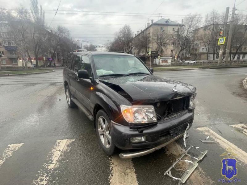 В Самаре три человека попали в больницу после столкновения Toyota и LADA