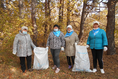 Заволжцы убрали территорию около памятника природы 