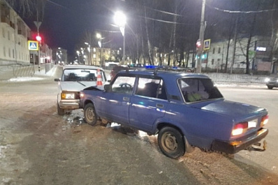 В Жигулевске 48-летний водитель "семерки" протаранил "пятерку"