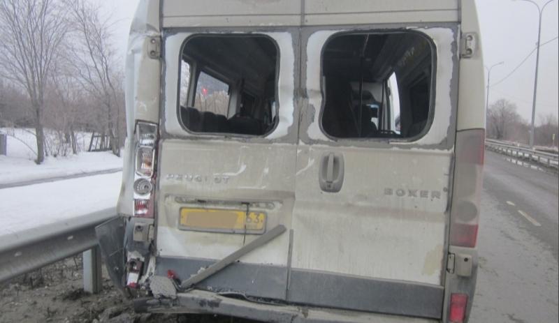 Под Чапаевском столкнулись микроавтобус и грузовик, есть пострадавшие