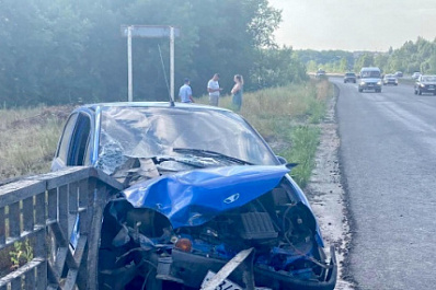 На трассе в Самарской области девушка на Daewoo врезалась в ограждение