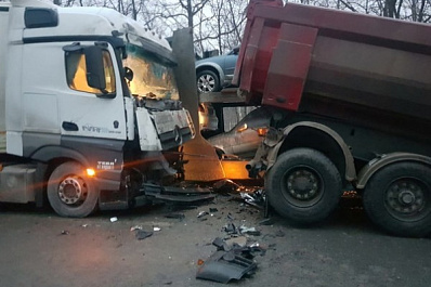 На трассе Самара - Уфа организовано реверсивное движение после ДТП с 4 грузовиками