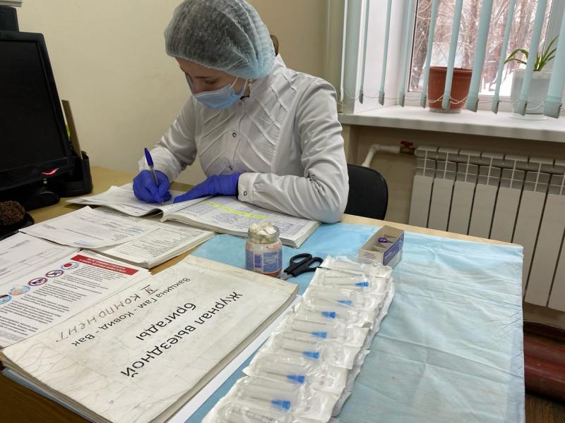 Жители Кинеля могут пройти вакцинацию в центральной библиотеке города