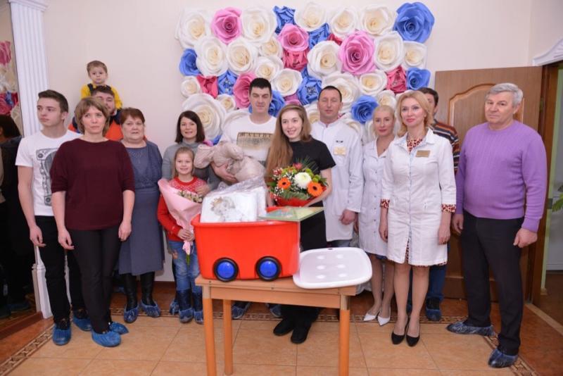 В Самаре выписали из роддома первых детей, родившихся в 2020 году