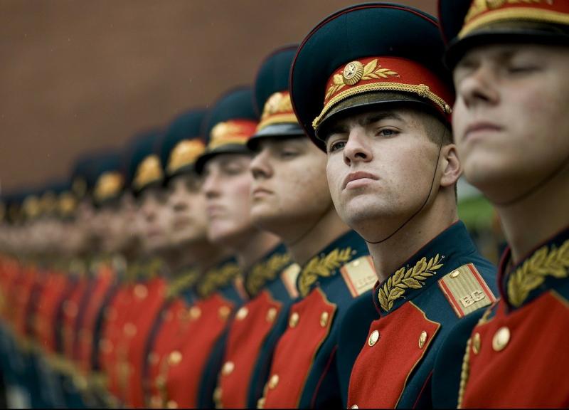Российским военнослужащим увеличат оклады