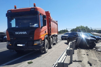 В Самарской области на трассе М5 "Урал" грузовик с асфальтом протаранил Audi Q7