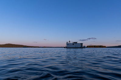 В Самаре на Волге перевернулся и пошел ко дну плавучий дом