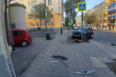 Протаранила дом: две женщины устроили аварию в центре Самары