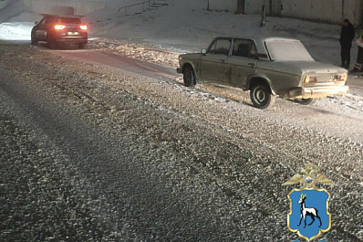 В Сызрани после столкновения иномарки и "шестерки" пострадала женщина 