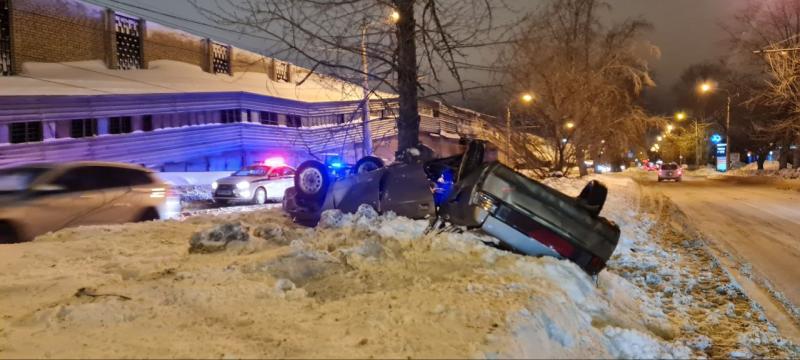 В Тольятти погиб пассажир легковушки, влетевшей в дерево