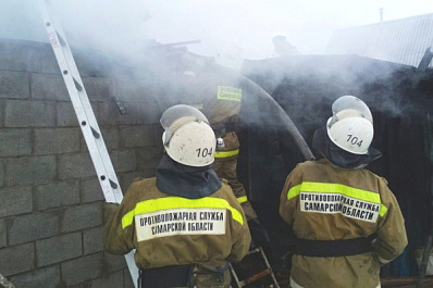 В селе Самарской области вспыхнула трава на 100 "квадратах"