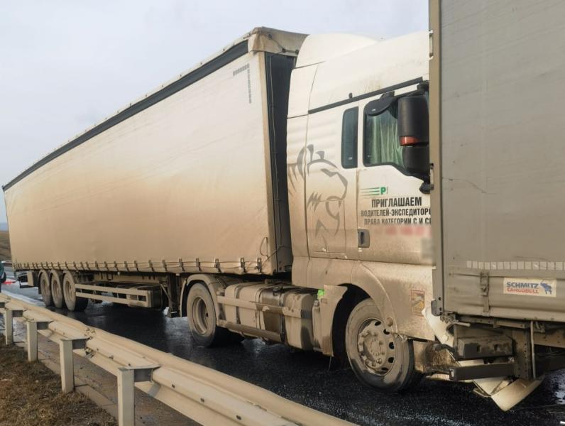 В Самарской области на трассе столкнулись Volvo, Sitrak и LADA Vesta