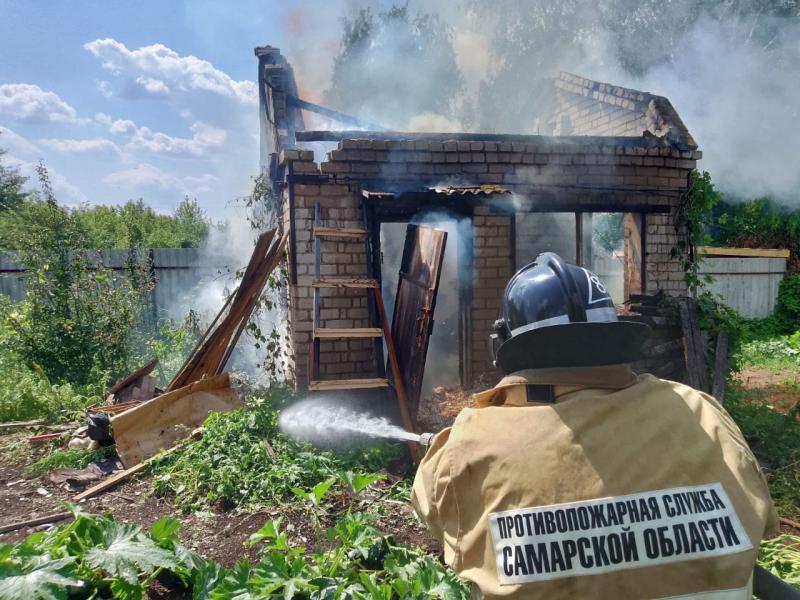 В Самарской области 15 июля вспыхнул дачный домик 