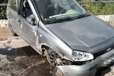 В Самарской области "Калина" на трассе вылетела с дороги и врезалась в бетонный отбойник