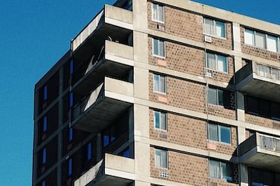 В подарок биотуалет: в Новосибирске под видом квартир продают "кладовки"