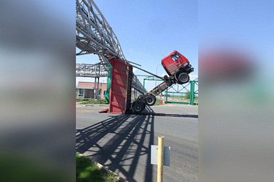 В Тольятти самосвал с поднятым кузовом "встал на дыбы"