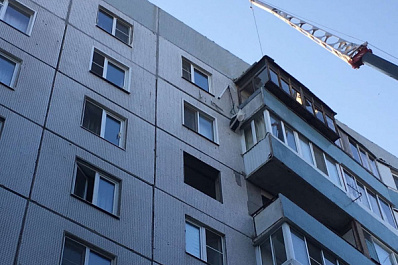 В Тольятти кран разрушил балконы в жилом доме