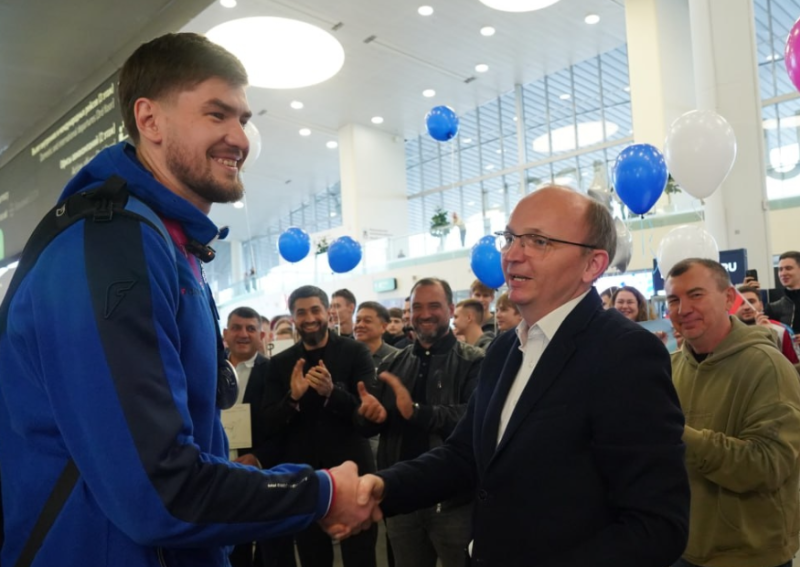 В самарском аэропорту торжественно встретили серебряного призера чемпионата мира по тхэквондо Рафаиля Аюкаева