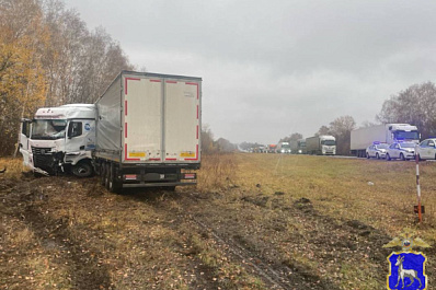 В Самарской области 21 октября водитель КамАЗа погиб в ДТП с "Газелью"