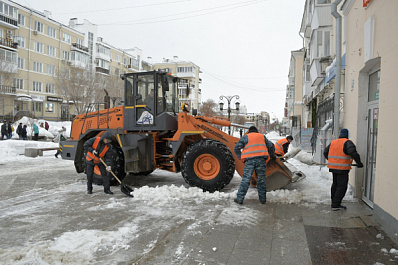 Самарцам помогли убрать снежные завалы во дворе и на крыше дома