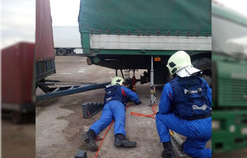 В Самарской области водитель грузовика погиб, оказавшись зажатым между рамой кузова и колесом