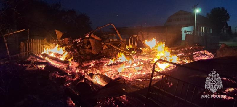 Мужчина вытащил из огня беременную жену и годовалую дочку