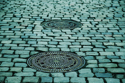 В Самаре массово крадут крышки люков