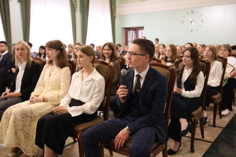 Вячеслав Федорищев вручил медали отличникам