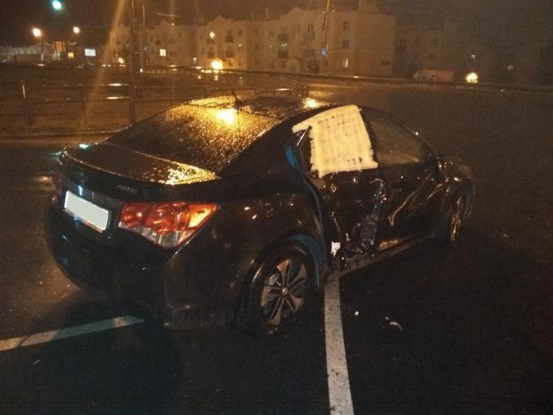 Капот всмятку: в Самаре мужчина на Hyundai не вписался в поворот