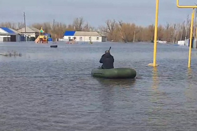 По улице - на резиновой лодке: в Большой Глушице Самарской области МЧС устраняет последствия подтопления