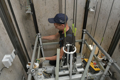 В самарских домах начали менять старые лифты