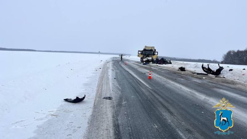 В ДТП с фурой и легковушкой 7 марта в Самарской области погибли два человека