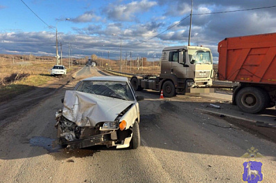Человек госпитализирован: на трассе "Самара – Бугуруслан" легковушка столкнулась с КамАЗом 