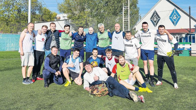 Самарские журналисты и сотрудники клуба "Крылья Советов" провели товарищеский матч по мини-футболу