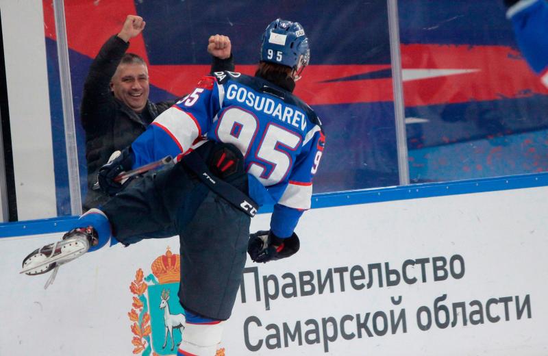 Хоккейная "Лада" застряла в черной полосе